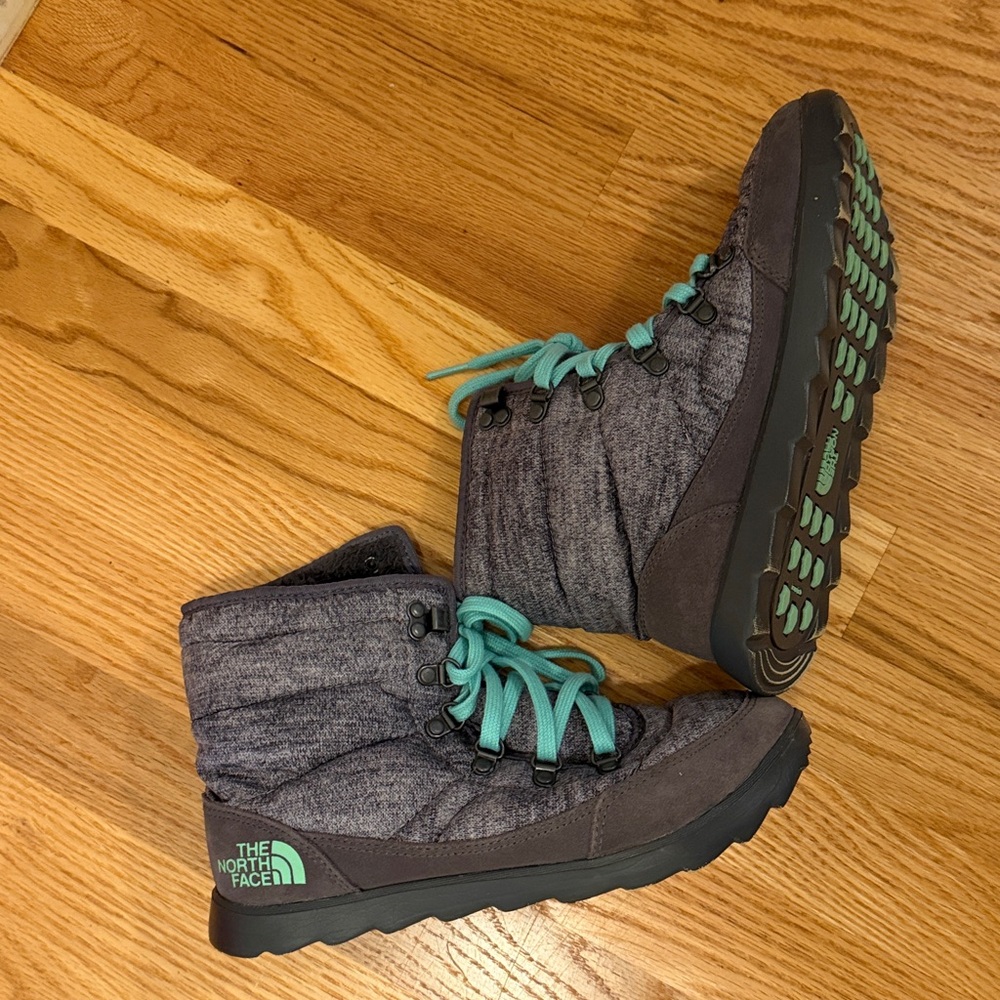 The North Face Gray and Black Fleece Jacket - Picture 3 of 10
